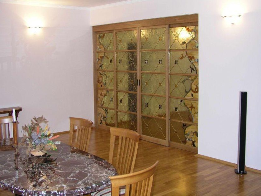 Перегородка для гостиной с цветным стеклом и декоративными вставками Тараз