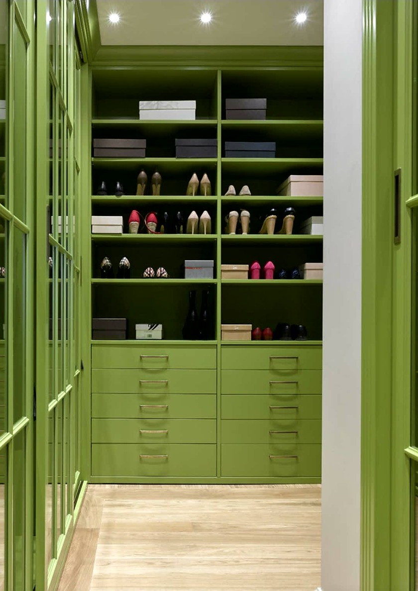 Г-образная гардеробная комната в зеленом цвете Тараз
