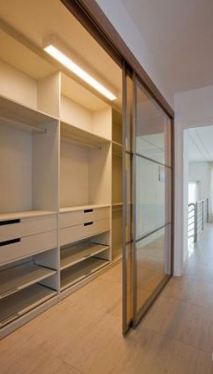 Линейная гардеробная комната с дверями купе Тараз