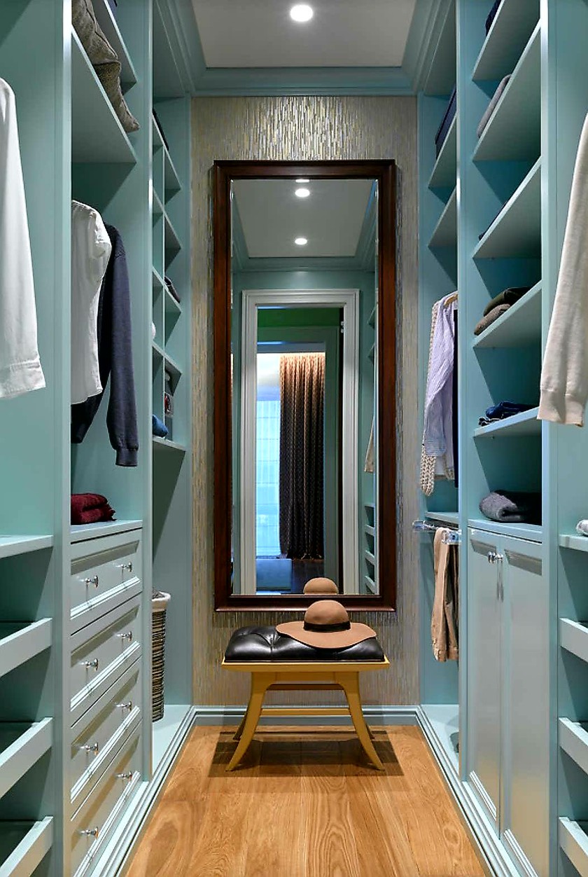 Параллельная гардеробная комната с большим зеркалом Тараз