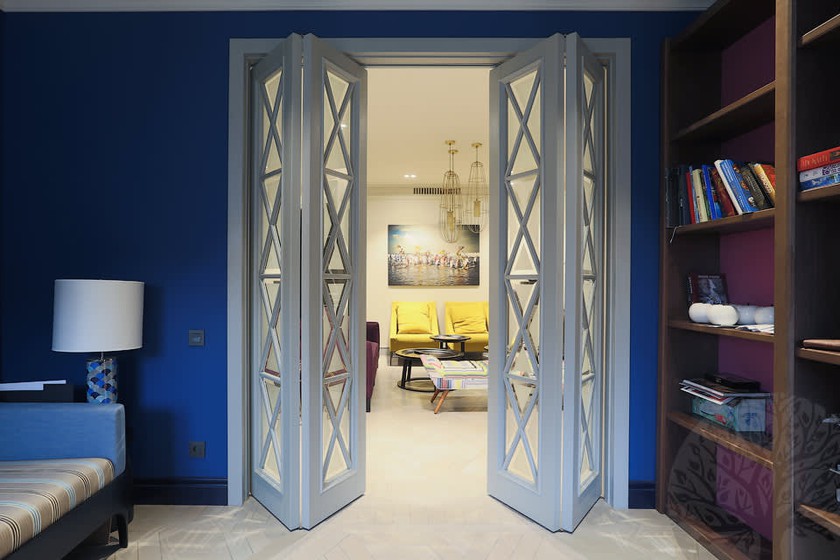 Двери гармошка  для гостиной со стеклами с разделителями Тараз