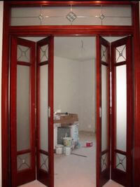 Дверь гармошка с декоративными стеклянными вставками Тараз
